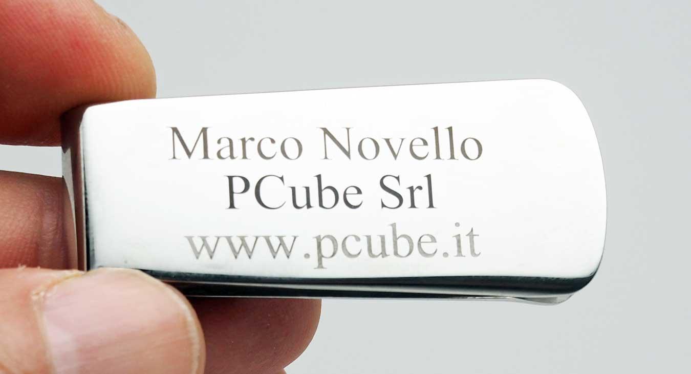 Gioielli con un'incisione