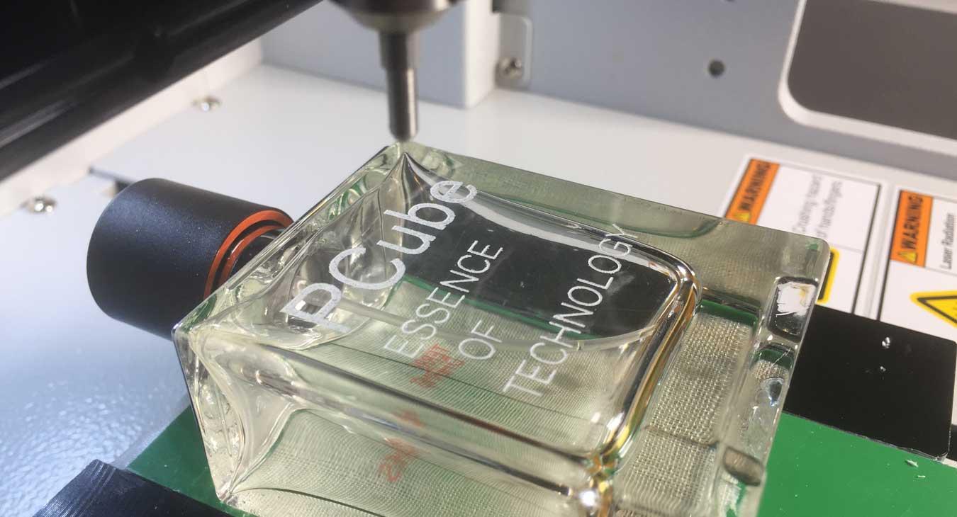 Incisione del vetro di una bottiglietta di profumo